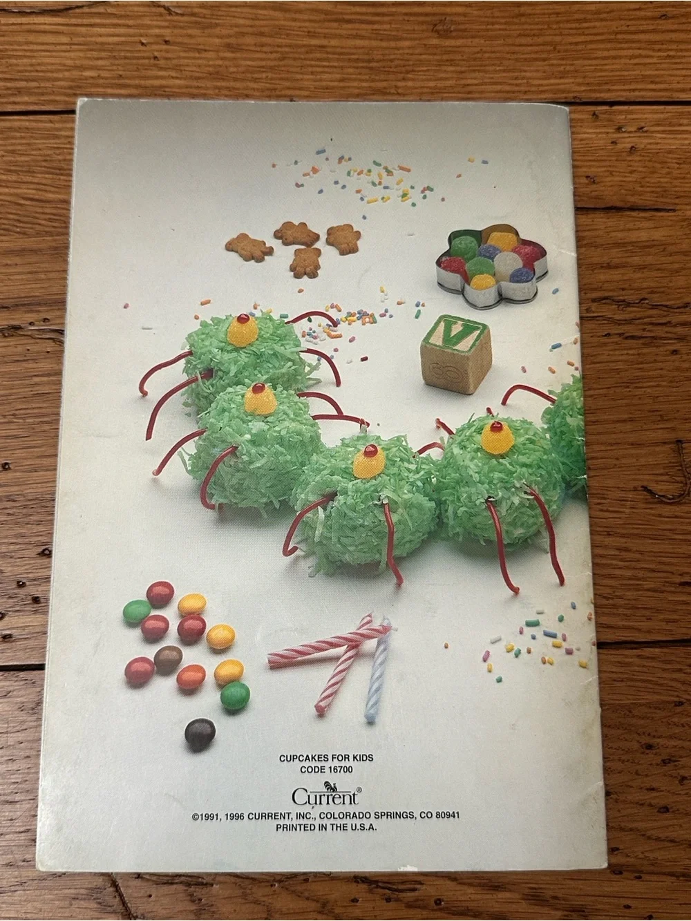 Cupcakes for Kids Cookbook - Illustrated Cover with Cute Character Cupcakes